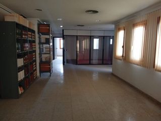 Rent Office space in Reina Victoria - Miguel Hernández. Centro de oficinas luminoso, diáfano y ampliable en pleno centro