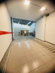 Lloguer Local Comercial a Carrer de la indústria 40. Local en alquiler con vado