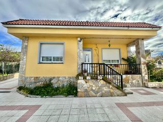 Casa  Avenida alcalde manuel platas varela. �amplia casa independiente con terreno en pleno villarrod�s!
