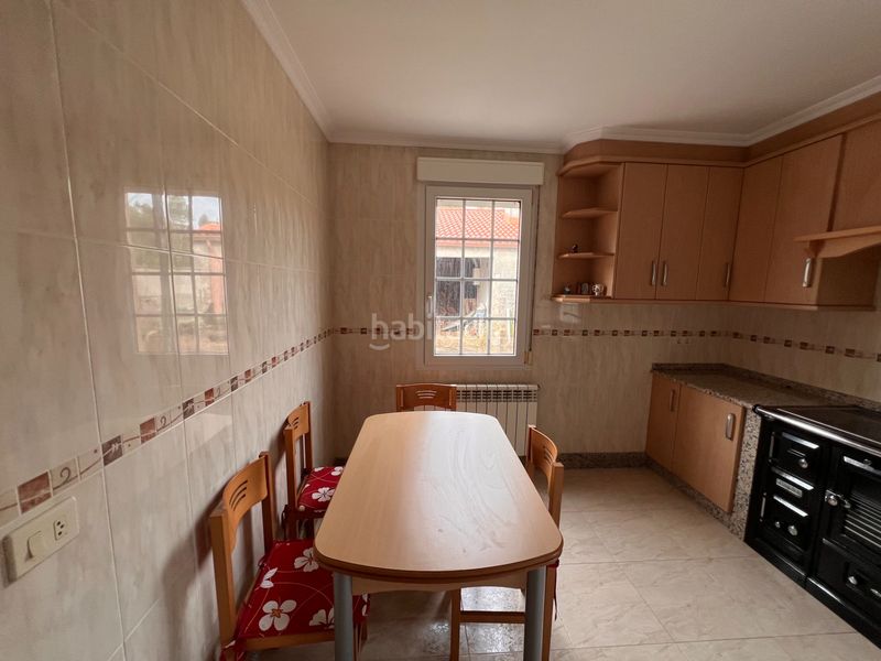 Foto d0b58a9b-57f2-4540-b984-f58ad368b46b. Casa amb calefacció aparcament a Coristanco