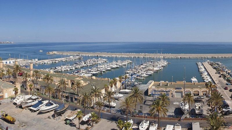 Foto f3511568-d58a-48d8-a04a-bc80004ea9a9. Pis amb piscina a Puerto Deportivo Fuengirola