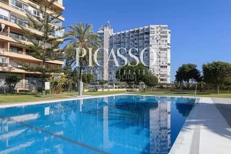 Foto f6b2f15c-b393-4afa-8f7b-6c6c123b6697. Pis amb piscina a La Colina Torremolinos