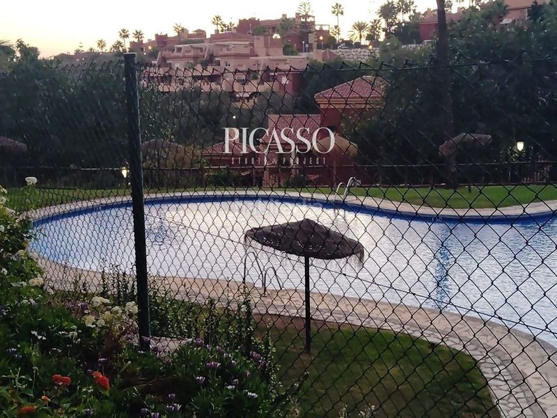 Foto 1314a939-62ff-403b-8bf2-7e871a453f41. Pis amb aparcament piscina a reserva de Marbella Marbella