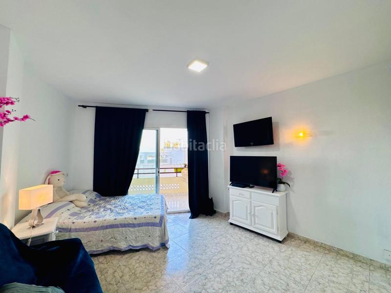 Foto 00799d8c-13f1-4538-bbff-c5f90b94f1c6. Estudio  con vistas laterales al mar, parking comunitario, jardines y piscina montemar en Torremolinos