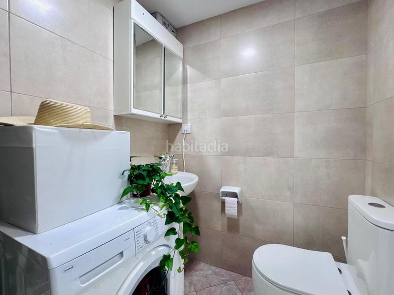 Foto 16f80afb-d0f7-4d26-be51-1bc9dd739f81. Estudio  con vistas laterales al mar, parking comunitario, jardines y piscina montemar en Torremolinos