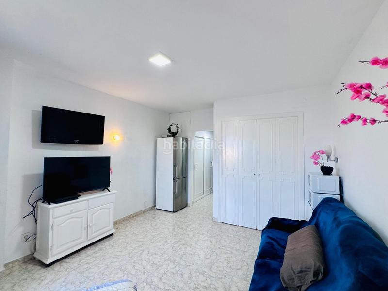 Foto 4f589113-c6aa-4c42-848d-018850c734d5. Estudio  con vistas laterales al mar, parking comunitario, jardines y piscina montemar en Torremolinos