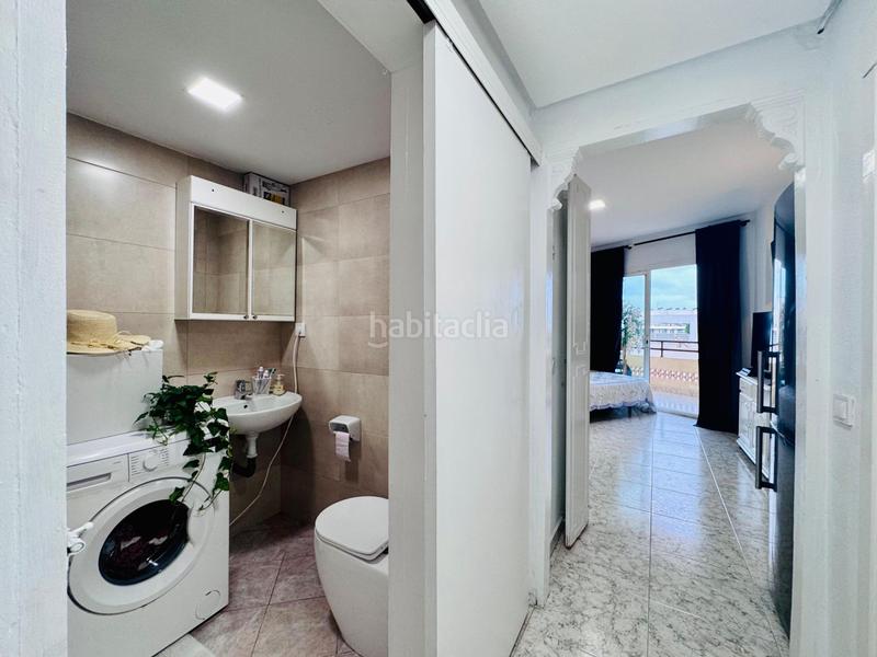 Foto 58c4291b-8e1a-48bf-a7ec-7453929586ba. Estudio  con vistas laterales al mar, parking comunitario, jardines y piscina montemar en Torremolinos