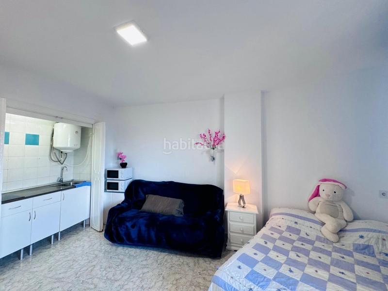 Foto 7c542234-43fa-4af6-baf8-fd841da9dd8f. Estudio  con vistas laterales al mar, parking comunitario, jardines y piscina montemar en Torremolinos