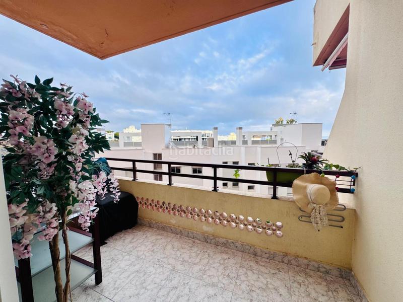 Foto a98f9b27-de65-46d7-9b9c-61e8ae71472d. Estudio  con vistas laterales al mar, parking comunitario, jardines y piscina montemar en Torremolinos