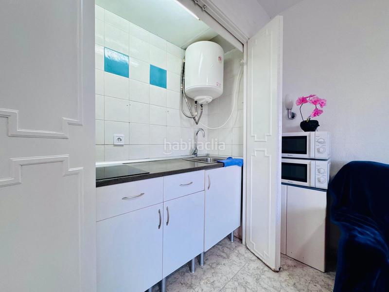 Foto d81851e8-1a56-4ce2-8f0a-6587f4f4bbdf. Estudio  con vistas laterales al mar, parking comunitario, jardines y piscina montemar en Torremolinos