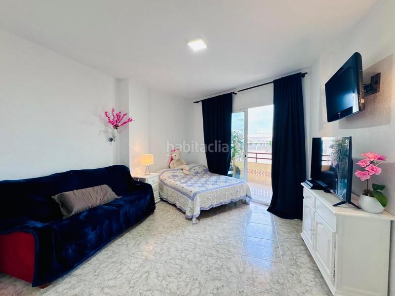 Foto d87360b5-f5ad-4355-a019-60394bae6470. Estudio  con vistas laterales al mar, parking comunitario, jardines y piscina montemar en Torremolinos