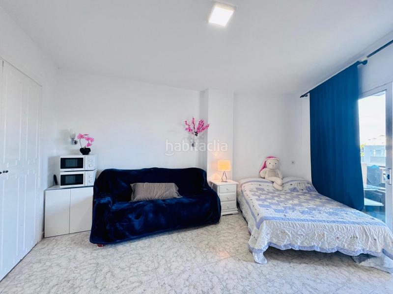Foto e25af5ce-edb9-46c6-9a36-0f05d8b6b648. Estudio  con vistas laterales al mar, parking comunitario, jardines y piscina montemar en Torremolinos
