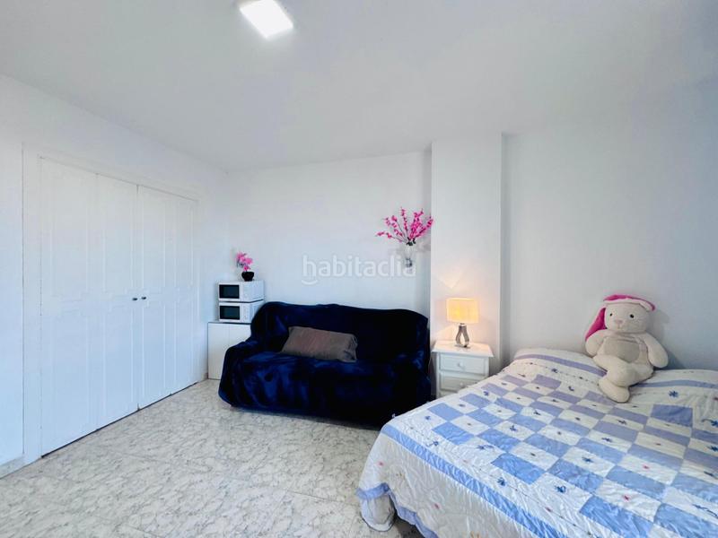 Foto eb2a9518-864d-4ac6-9064-7c09b3592565. Estudio  con vistas laterales al mar, parking comunitario, jardines y piscina montemar en Torremolinos