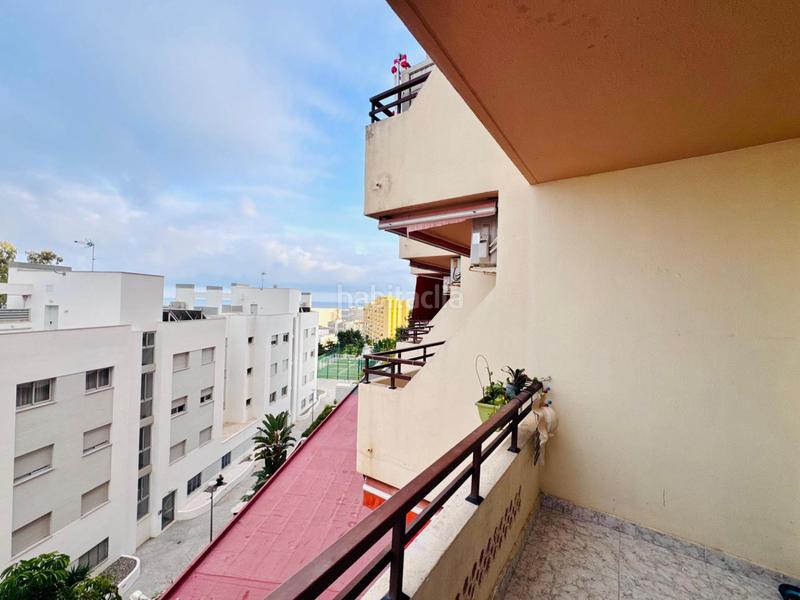 Foto f14f08e2-7b05-41ef-80f3-3409ce44a5fc. Estudio  con vistas laterales al mar, parking comunitario, jardines y piscina montemar en Torremolinos