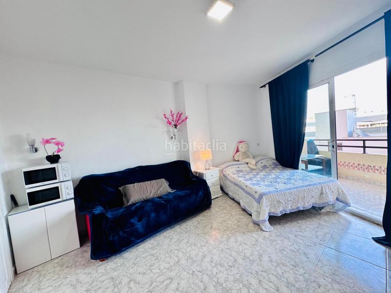 Foto f30ccfd4-f82d-46c8-8307-690b8c57f512. Estudio  con vistas laterales al mar, parking comunitario, jardines y piscina montemar en Torremolinos