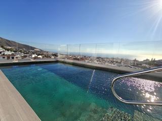 Apartament  Calle de la rosa. Hermoso piso de 2 habitaciones, piscina, parking y trastero bena