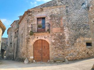 Masia a Barri valldevia 24. Una majestuosa masía donde el vecindario creció a su alrededor.