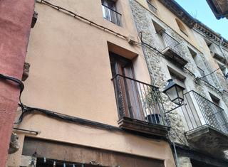 Mas à Carrer comte tallaferro 5. Casa de pueblo en besalú