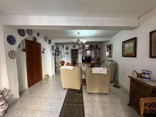 House in Avenida ramon y cajal 48. Casa grande centrica en candeleda precio negociable!!!