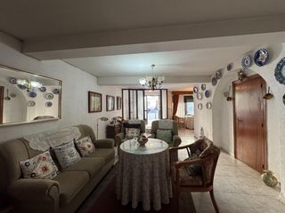 Casa in Avenida ramon y cajal 48. Casa grande centrica en candeleda precio negociable!!!