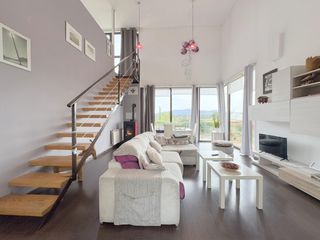 Chalet à Tolbaños. Exclusivo chalet con vistas impresionantes, jardín, terraza y li