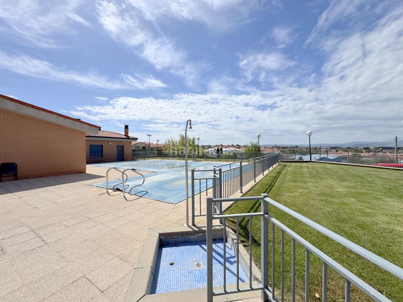 Foto 13ca4c8d-1176-4ea0-8493-089b477e3991. Pis amb calefacció aparcament piscina a Hervencias Altas - El Pinar Ávila