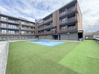Piso en Hervencias Altas - El Pinar. Piso con garaje, trastero, piscina y pista de pádel en ciudad de