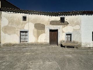Haus in Crespos. Oportunidad de inversión en crespos, casa para reformar a precio