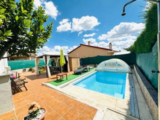 Xalet a Herradón de Pinares. Chalet independiente con piscina en la cañada  a solo 15 minutos