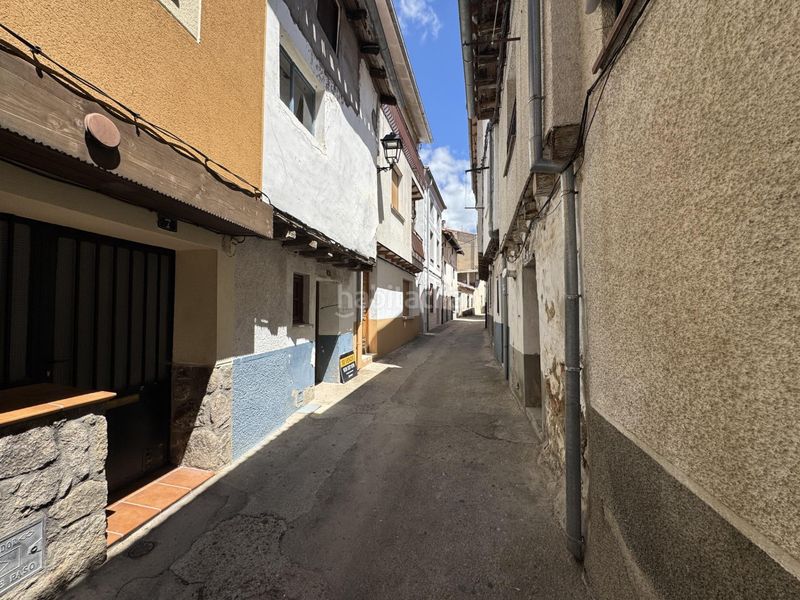 Foto c1ec62e0-9a95-45f6-8ac0-e911339c0a3e. Casa aparellada a Candeleda