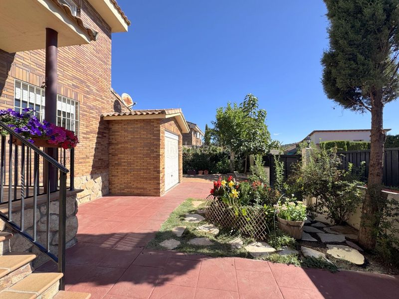 Foto a108178c-01e7-4d95-8ea1-84073c0d5680. Casa aparellada a Colmenarejo