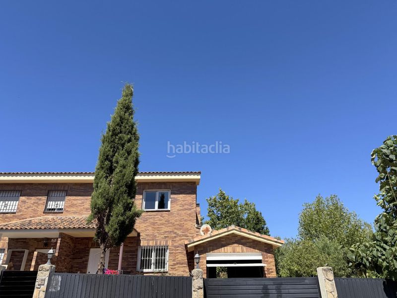 Foto f9fd0050-4f16-4407-873f-c235425a638d. Casa aparellada a Colmenarejo