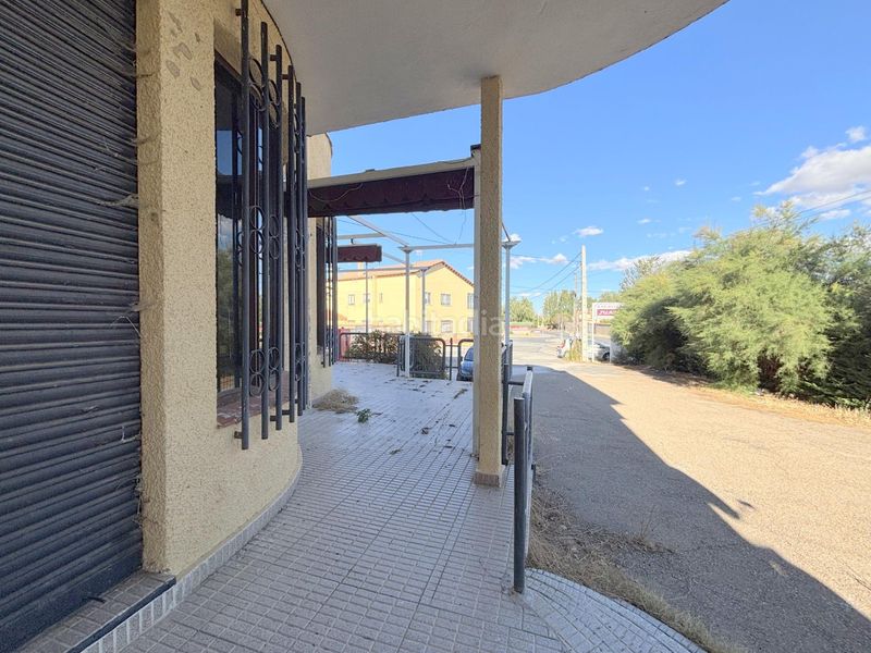 Foto 37065d31-fb44-42c2-8ec6-38fa44e7c637. Edificio oportunidad unica, amplio inmueble en venta con potencial residencial en Muñogalindo
