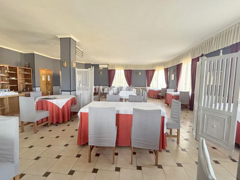 Foto d709108f-5595-43ac-bd4b-2cbac1bd6d8a. Edificio oportunidad unica, amplio inmueble en venta con potencial residencial en Muñogalindo