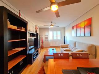Appartement à Universidad. Piso con terraza y piscina en la mejor zona de ávila
