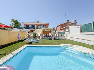 Casa adossada a Fondo Somella. Exclusiva casa a tres vientos en vilanova i la geltrú, con jardí