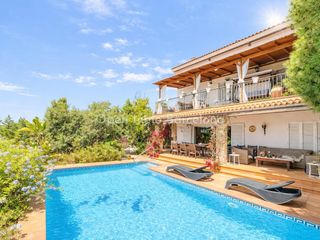 Haus in Vallpineda-Santa Bàrbara. Chalet en vallpinedasitges