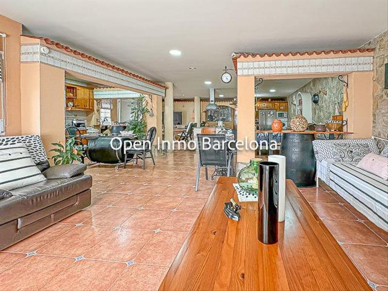 Foto 7b7e4975-65a4-4ff9-ad9f-c8d512120660. Casa villa de lujo con parcela de 3200 metros en Olivella