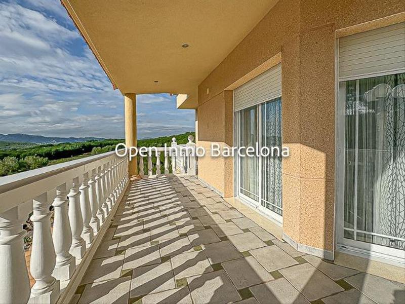 Foto a25bab53-7186-4c83-83ce-89a1117d3832. Casa villa de lujo con parcela de 3200 metros en Olivella