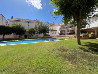Pis a Centre. Coqueto piso con piscina comunitaria