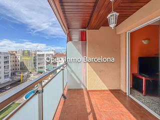 Ático en Barri de Mar. Piso sesentero con soleado balcon y a segunda linea de mar