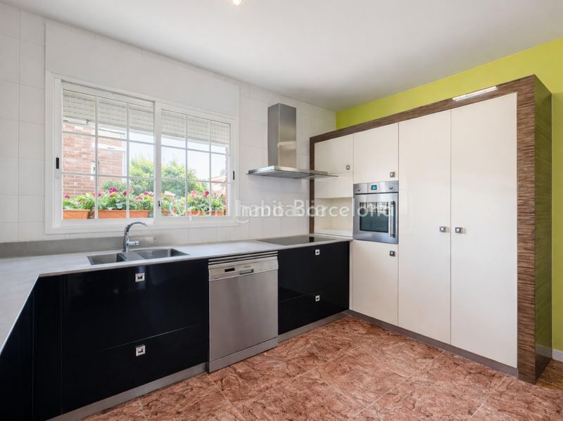 Foto eb355f32-d507-4b9b-b0a7-93d9d54498ae. Casa amb aparcament a Olèrdola