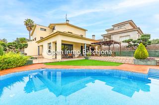 Casa in Olèrdola. Impresionante casa de diseño con piscina a 5 minutos de vilafran