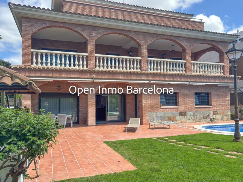 Foto a78cf5c3-00a2-4af8-bf8f-af40136ecf74. Casa amb calefacció aparcament piscina a Lluminetes Castelldefels