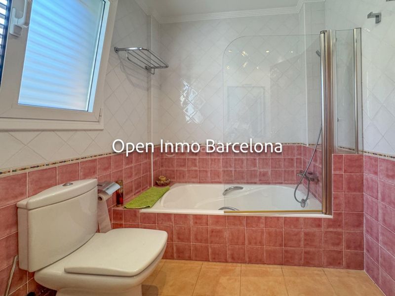 Foto bd9304cf-8815-4b22-96b1-e01d065d0315. Casa amb calefacció aparcament piscina a Lluminetes Castelldefels