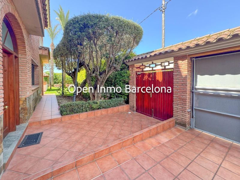 Foto bdc97d7b-1ff7-46a2-9dc0-adab9fa9ddbf. Casa amb calefacció aparcament piscina a Lluminetes Castelldefels