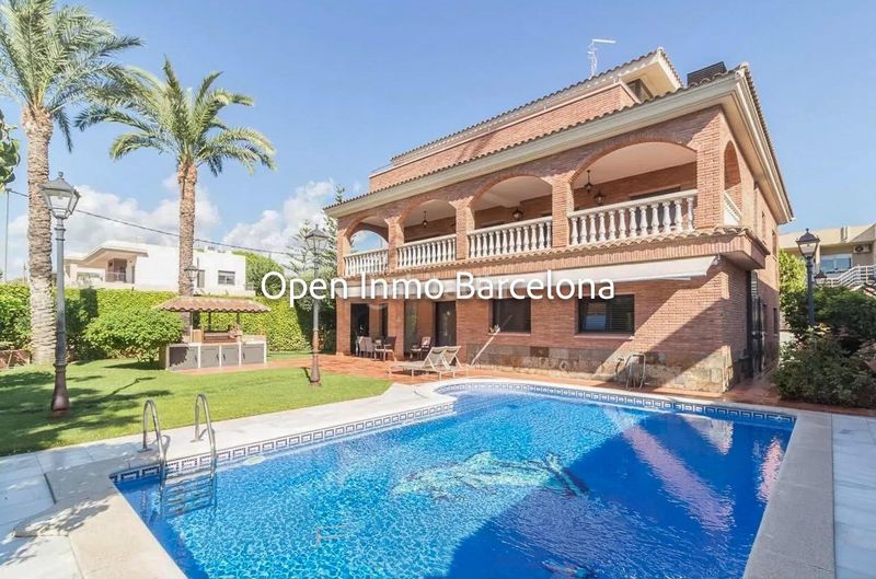 Foto cafbc0bf-8003-4bd9-b7ed-0fb85f68dedc. Casa amb calefacció aparcament piscina a Lluminetes Castelldefels