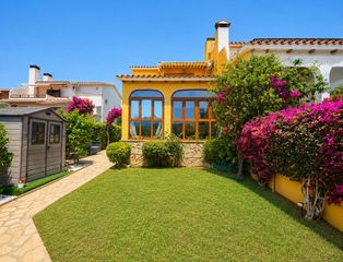 House in Mas d�En Serra - Els Cards. Casa tres vientos con jard�n y piscina en sant pere de ribes