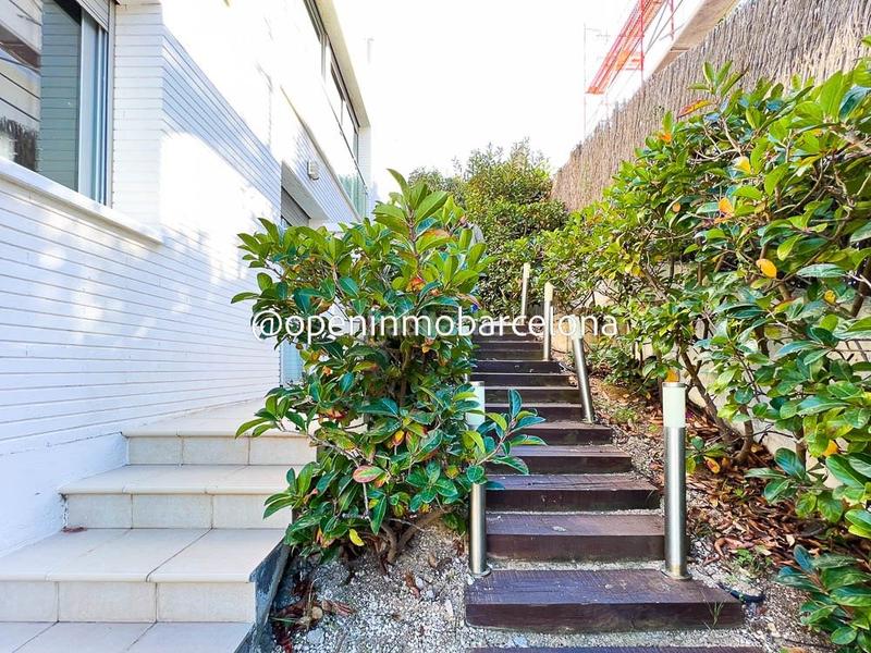Foto 9e5026ff-9739-4f7a-b0d5-4971d64292a4. Chalet precioso chalet con vistas despejadas en zona montgavina en Sitges