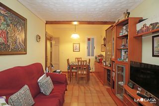 Pis  Passatge de prunera. Piso de 3 habitaciones con balcón y ascensor en poble sec